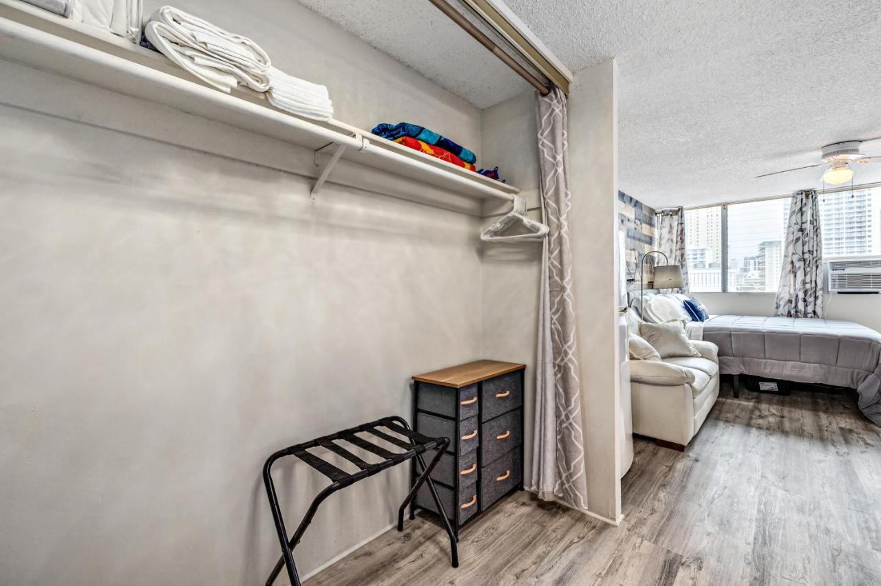 Modern Waikiki Condo Perfect For Beach Getaway! Гонолулу Экстерьер фото