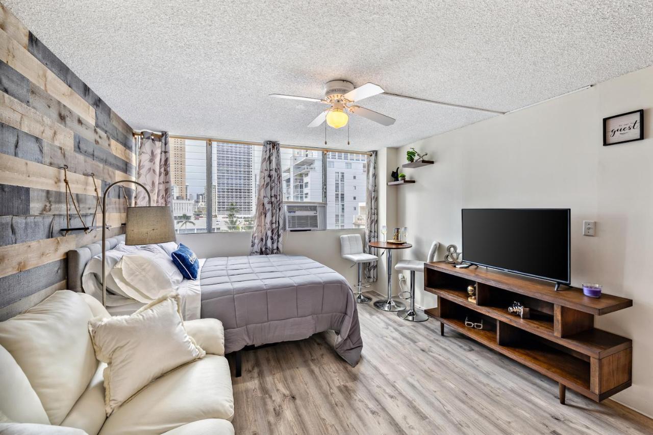 Modern Waikiki Condo Perfect For Beach Getaway! Гонолулу Экстерьер фото