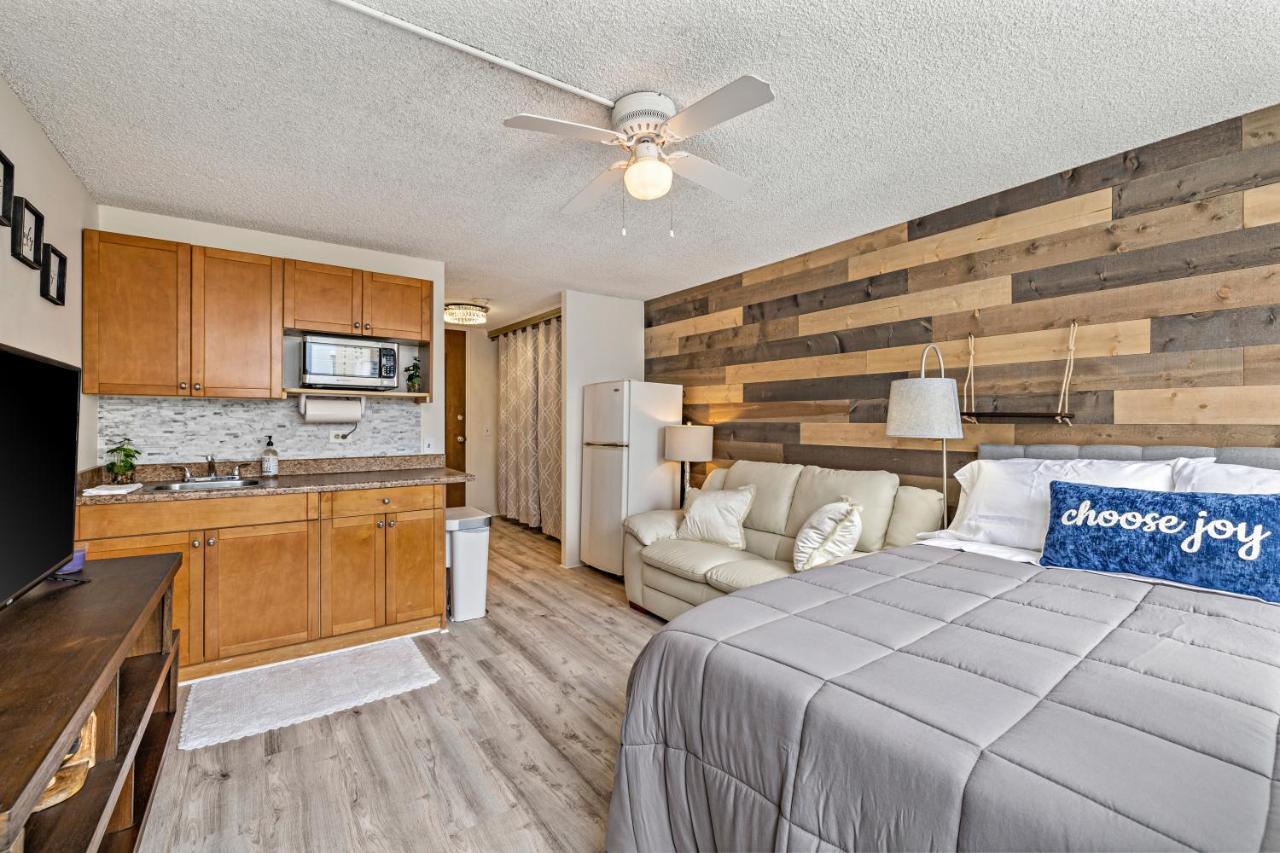 Modern Waikiki Condo Perfect For Beach Getaway! Гонолулу Экстерьер фото