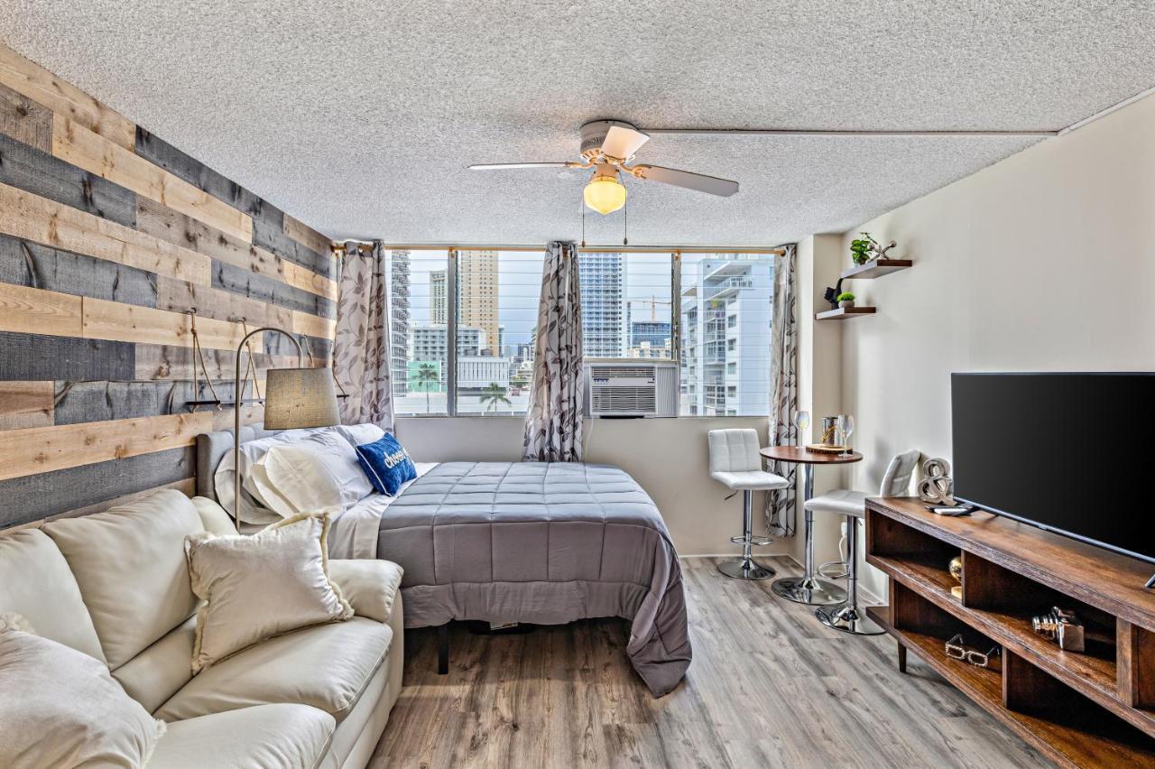 Modern Waikiki Condo Perfect For Beach Getaway! Гонолулу Экстерьер фото