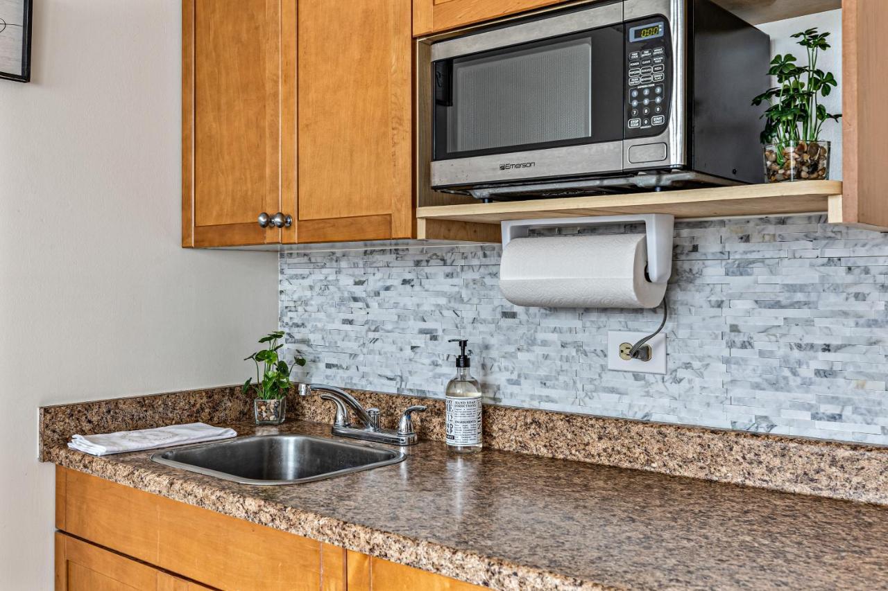 Modern Waikiki Condo Perfect For Beach Getaway! Гонолулу Экстерьер фото