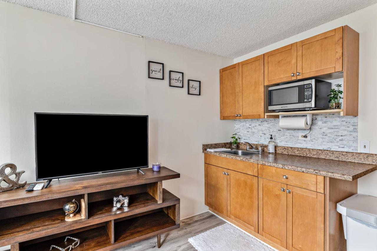 Modern Waikiki Condo Perfect For Beach Getaway! Гонолулу Экстерьер фото