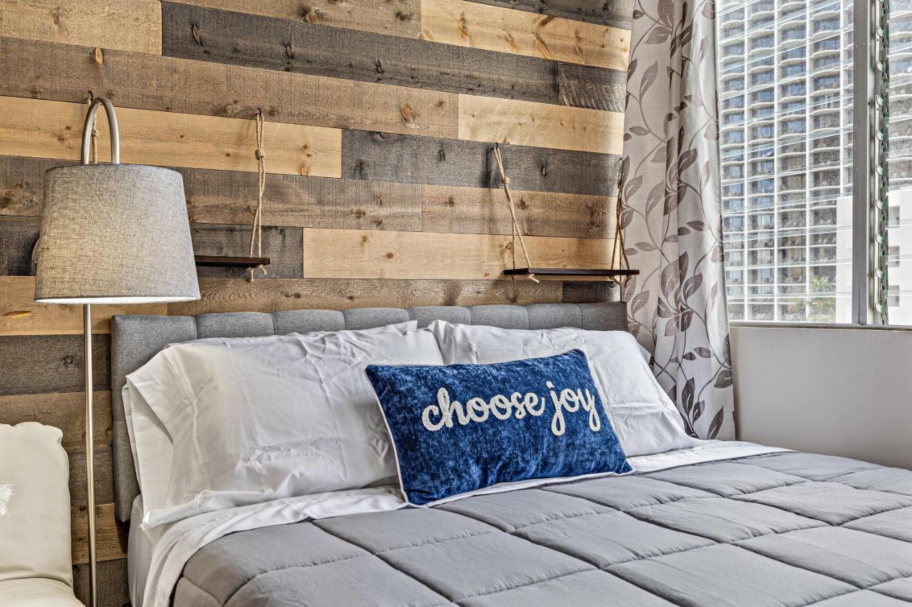 Modern Waikiki Condo Perfect For Beach Getaway! Гонолулу Экстерьер фото